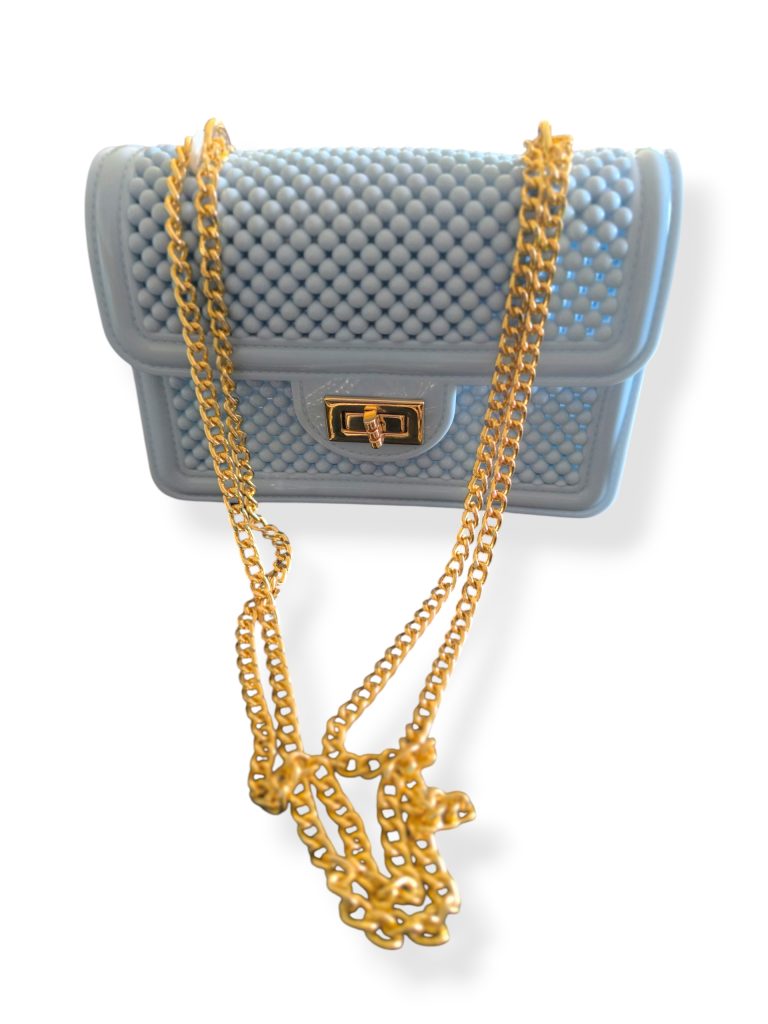 Baby blue γυναικείο τσαντάκι σιλικόνης με ανάγλυφο σχέδιο και χρυσή αλυσίδα ώμου
