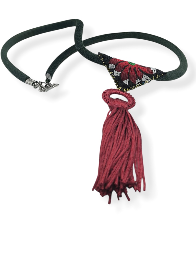 “Crimson Tassel Amulet” – Κολιέ με βελούδινο κορδόνι & μπορντό φούντα