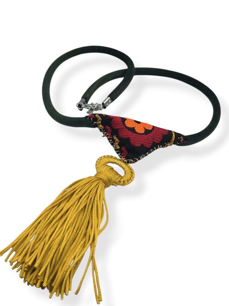 “Golden Tassel Amulet” – Κολιέ με βελούδινο κορδόνι & χρυσή φούντα