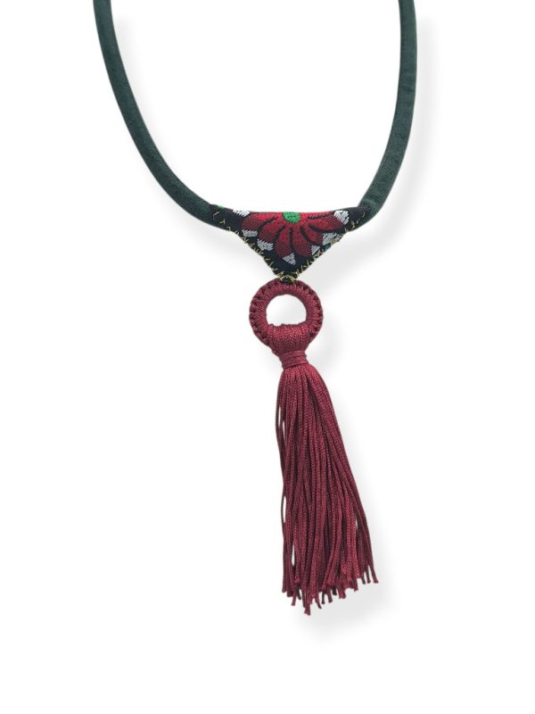 “Crimson Tassel Amulet” – Κολιέ με βελούδινο κορδόνι & μπορντό φούντα