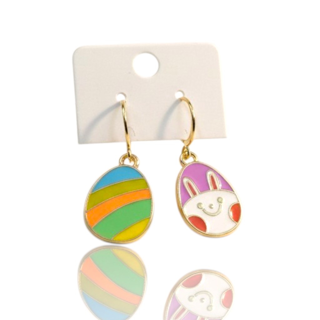 Πασχαλινά κρεμαστά σκουλαρίκια σε σχήμα αυγού με πολύχρωμα σχέδια σμάλτου και κούμπωμα από ανοξείδωτο ατσάλι.