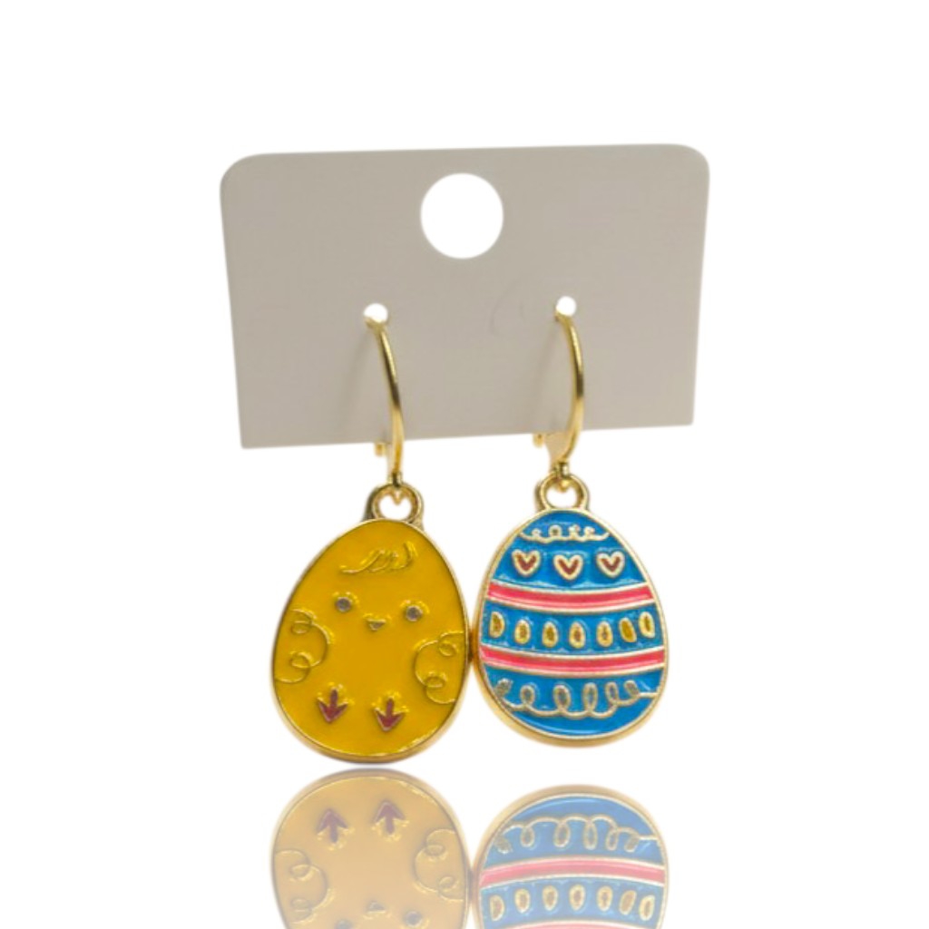 Πασχαλινά κρεμαστά σκουλαρίκια σε σχήμα αυγού με πολύχρωμα σχέδια σμάλτου και κούμπωμα από ανοξείδωτο ατσάλι.