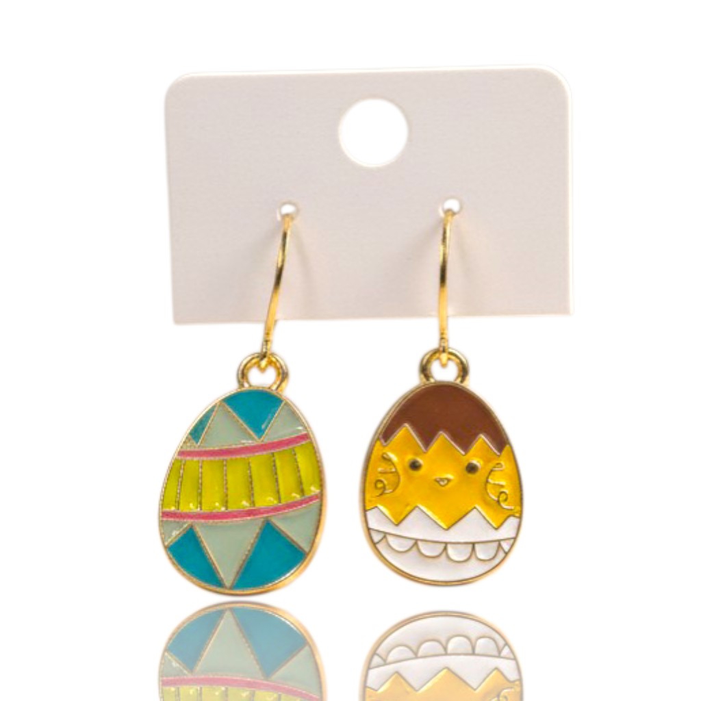 Πασχαλινά κρεμαστά σκουλαρίκια σε σχήμα αυγού με πολύχρωμα σχέδια σμάλτου και κούμπωμα από ανοξείδωτο ατσάλι.