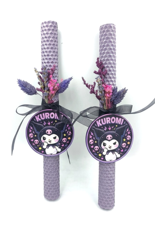 Λαμπάδα Kuromi από φυσικό μελισσοκέρι με αποξηραμένα λουλούδια