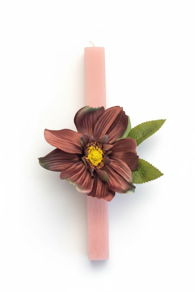 Αρωματική πλακέ πασχαλινή λαμπάδα με μεγάλο διακοσμητικό λουλούδι