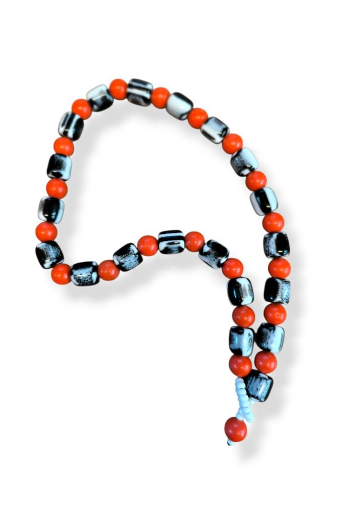 Κολιέ με μαύρες και κόκκινες ακρυλικές χάντρες σε minimal καλοκαιρινό στυλ