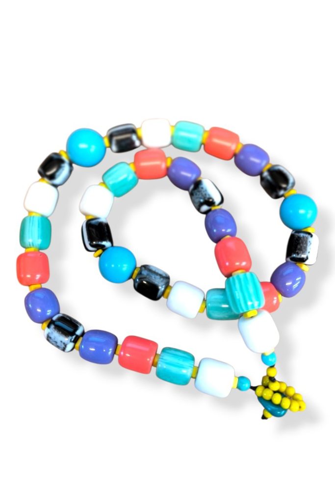 Πολύχρωμο κολιέ με τιρκουάζ και ακρυλικές χάντρες σε καλοκαιρινό boho στυλ
