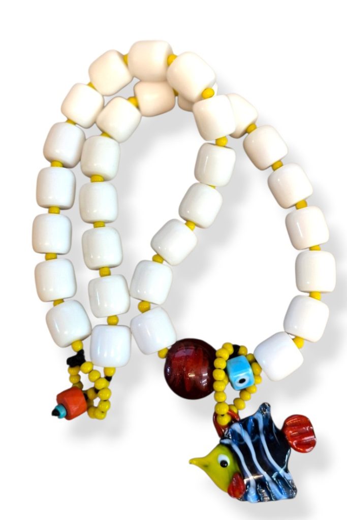 Λευκό κολιέ με ακρυλικές χάντρες και αποσπώμενο γυάλινο ψάρι Murano σε καλοκαιρινό στυλ