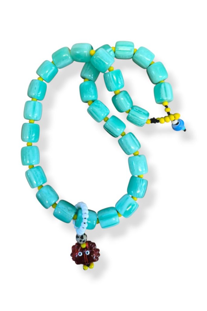 Κολιέ με τιρκουάζ ακρυλικές χάντρες και αποσπώμενο γυάλινο Murano καβουράκι σε beach style