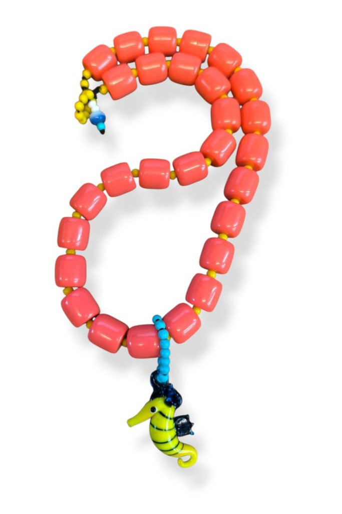 Φούξια κολιέ με ακρυλικές χάντρες και αποσπώμενο γυάλινο ιππόκαμπο Murano σε καλοκαιρινό στυλ