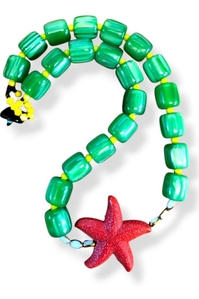 Κολιέ με πράσινες ακρυλικές χάντρες και κόκκινο αστερία από cinnabar σε καλοκαιρινό στυλ