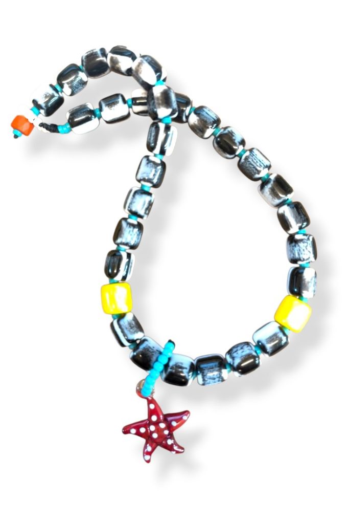 Κολιέ με ασπρόμαυρες ακρυλικές χάντρες και αποσπώμενο γυάλινο αστερία Murano σε καλοκαιρινό στυλ