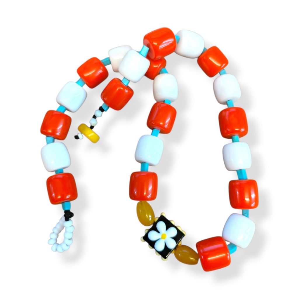 Κολιέ με κόκκινες και γαλάζιες ακρυλικές χάντρες και floral στοιχείο σε καλοκαιρινό στυλ