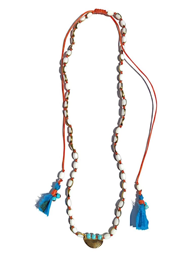 White Nomad χειροποίητο κολιέ με λευκές χάντρες και επίχρυσο στοιχείο