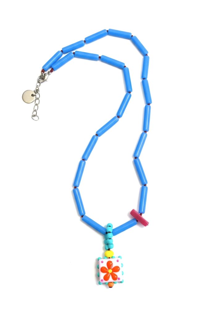 Χειροποίητο πολύχρωμο κολιέ με γυάλινες χάντρες και αποσπώμενο ατσάλινο charm