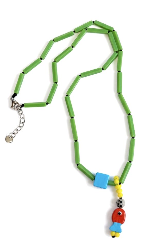 Χειροποίητο πολύχρωμο κολιέ με γυάλινες χάντρες και αποσπώμενο ατσάλινο charm